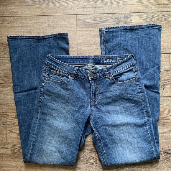 NY&Co Low Rise Flare EUC Jeans Sz 6 - Picture 2 of 6